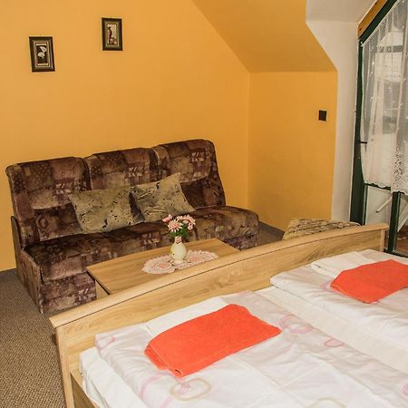 Restaurace A Pension Prvni Mlyn Хомутов Екстер'єр фото