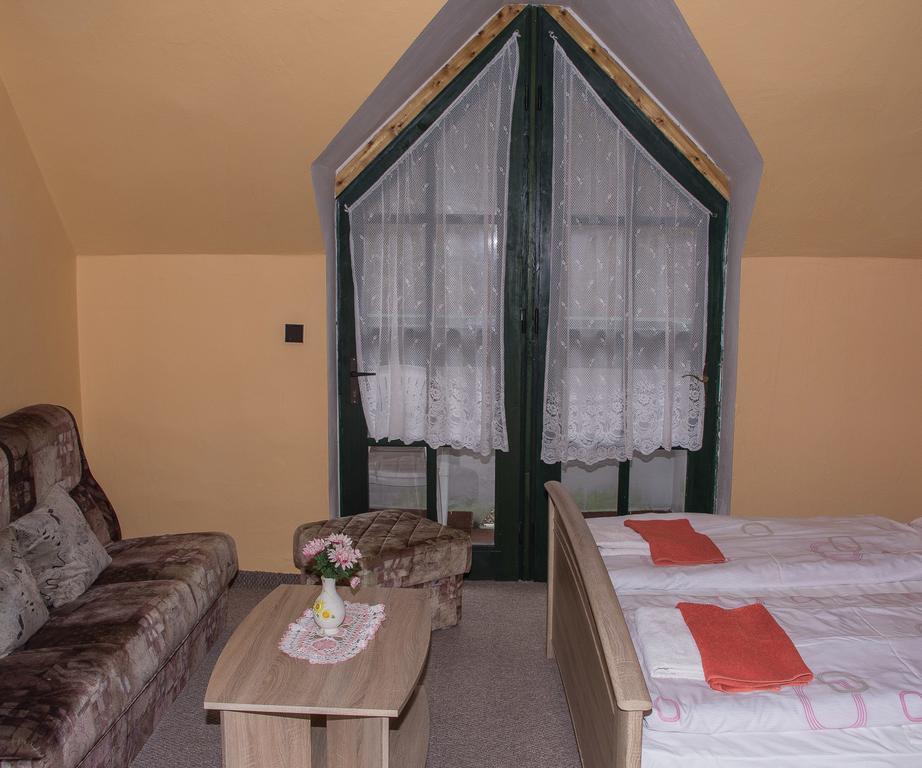 Restaurace A Pension Prvni Mlyn Хомутов Екстер'єр фото